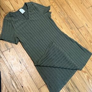 Women’s medium Ribbed V-Neck Short Sleeve top with open sides